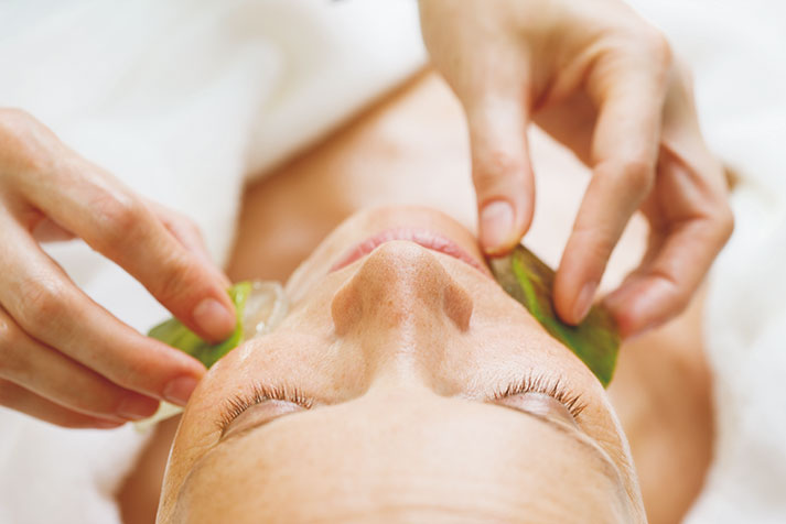 Gesicht Kosmetikbehandlung mit Aloe Vera Frischpflanzenblatt