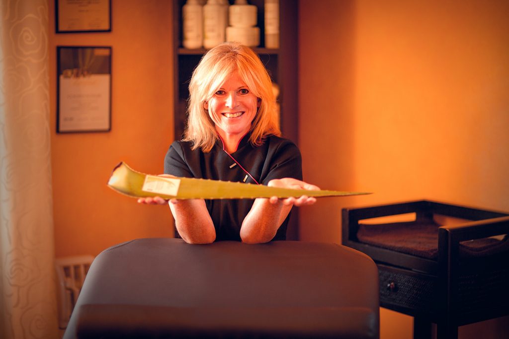 Claudia Schilbe mit Aloe-Blatt Claudia Schilbe mit Aloe-Blatt