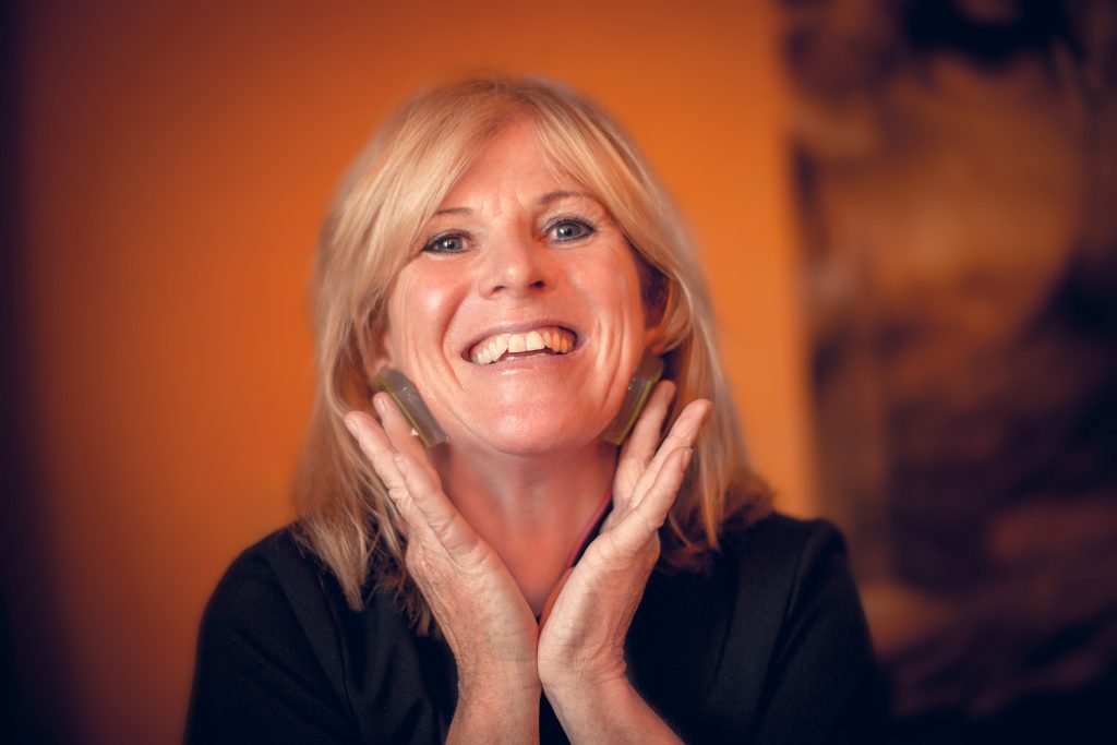 Claudia Schilbe mit Aloe-Blatt Claudia Schilbe mit Aloe-Blatt